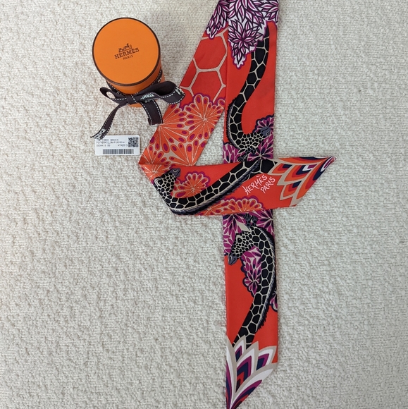 Authentic Hermes Silk Twilly - Picture 10 of 11